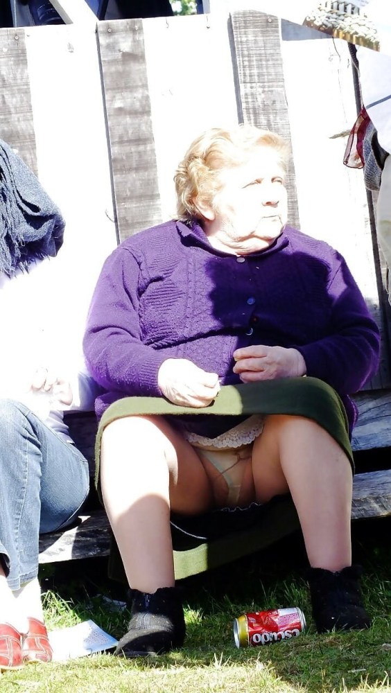 Старые бабки в колготках без трусов