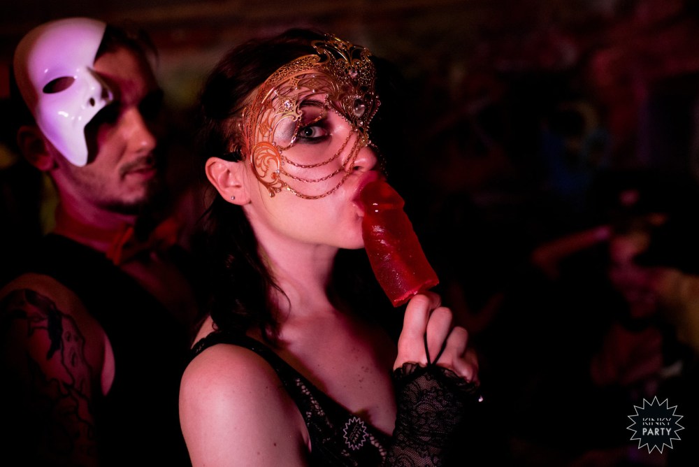 Эротическая вечеринка в масках