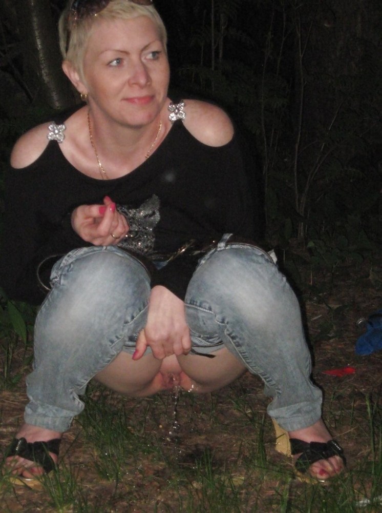 Голые бомжихи на свалке