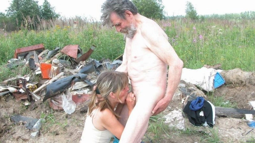 Выебал бомжиху за деньги