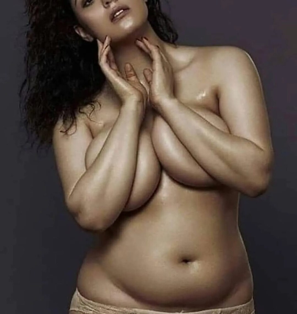 Модели топлесс сайз плюс сиськи