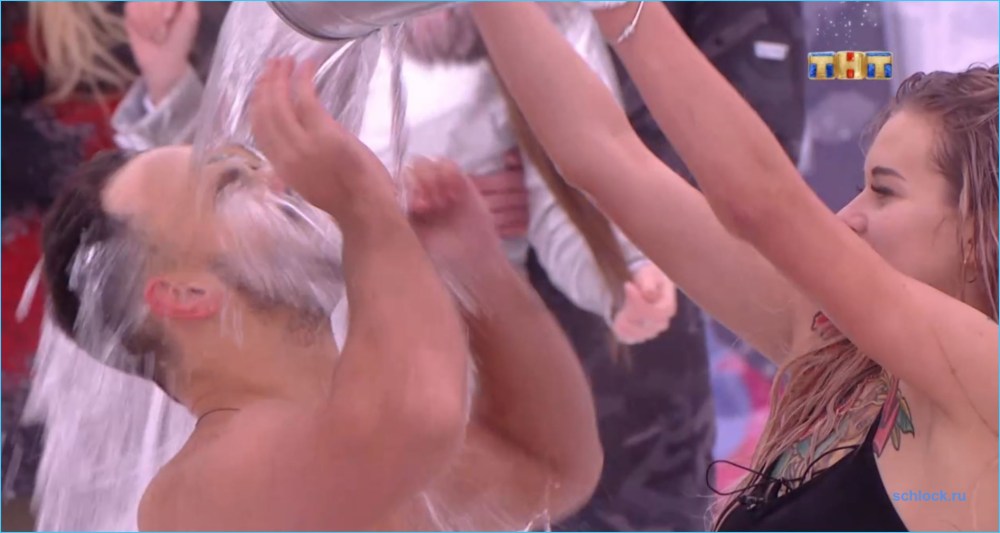 Тату обливаются водой на сцене