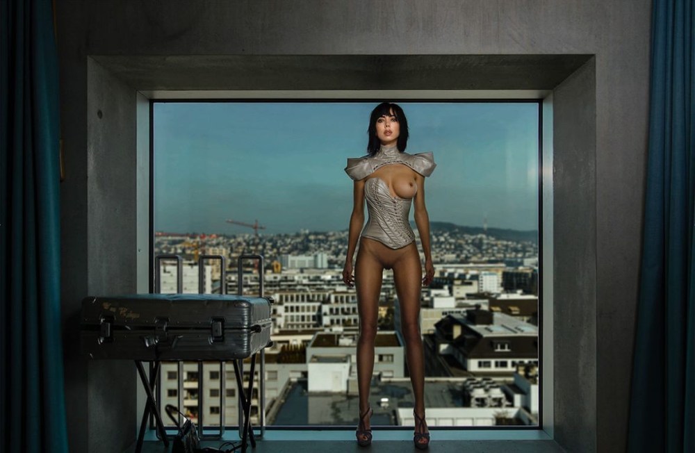 Швейцарская художница Мила Муаре nude