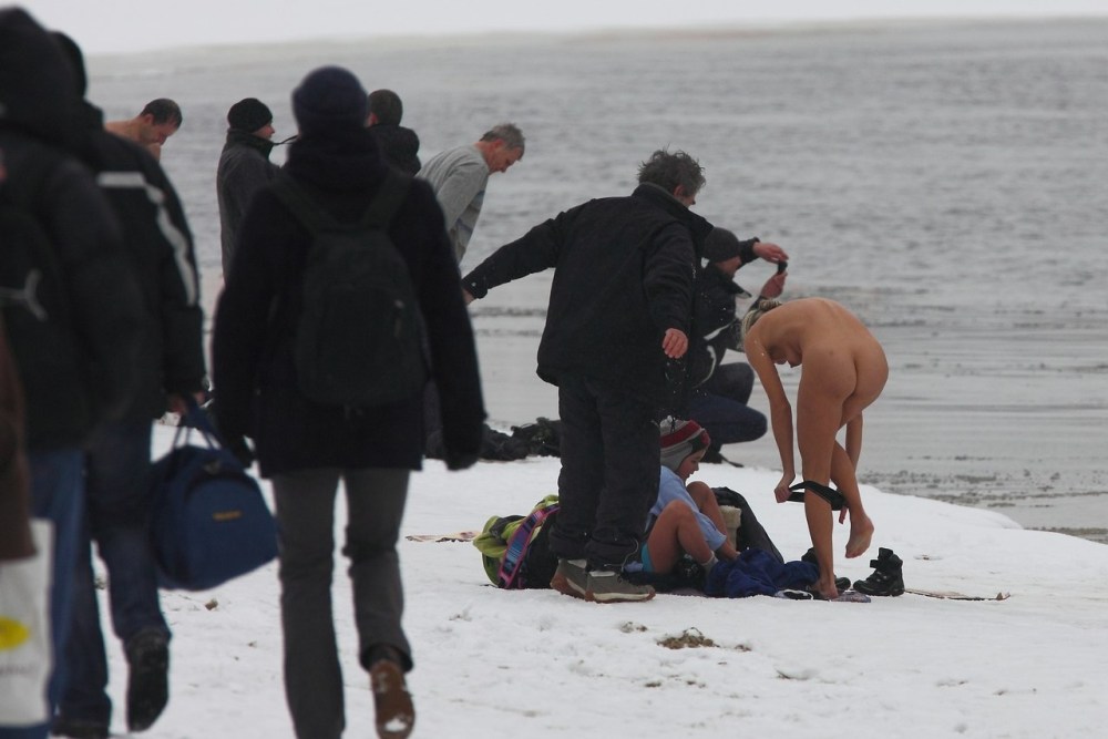 Голые женщины в деревне зимой