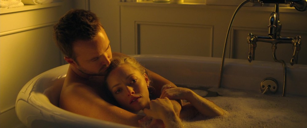 Аманда Сейфрид в ванной