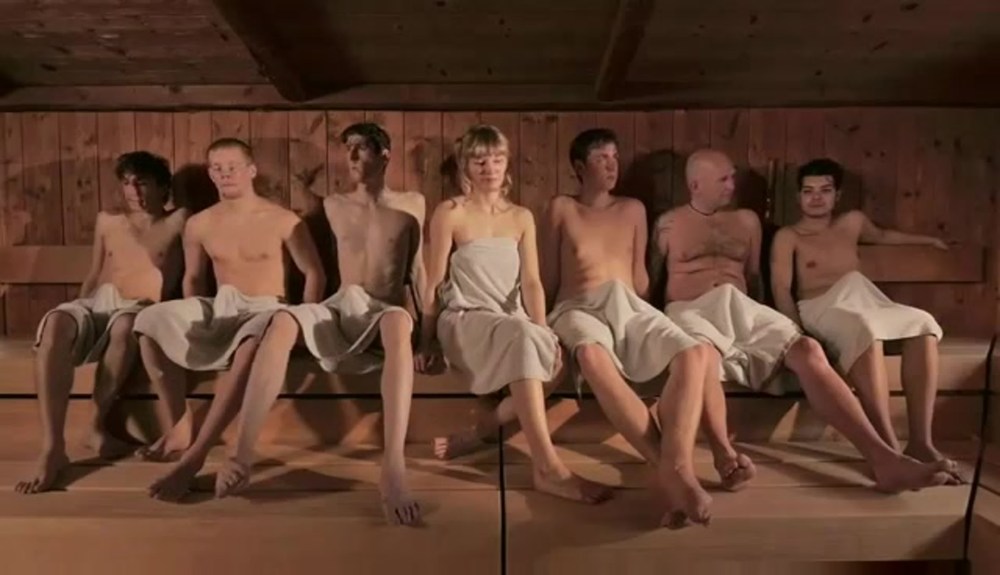 Голая женщина в мужской бане