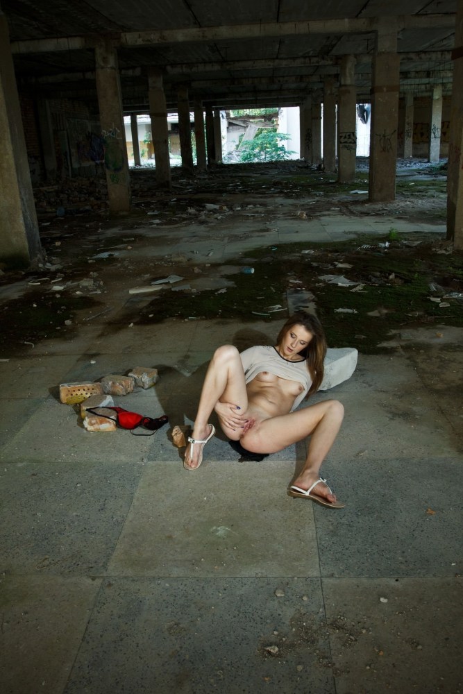 Мастурбация в заброшенном здании