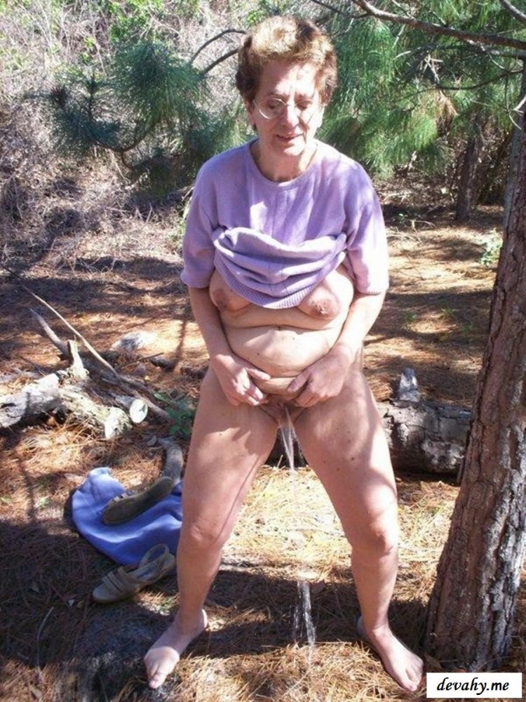 Писсинг старух в трусах