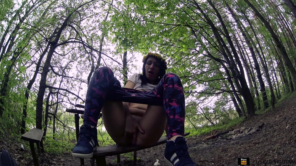 Женская мастурбация в лесу