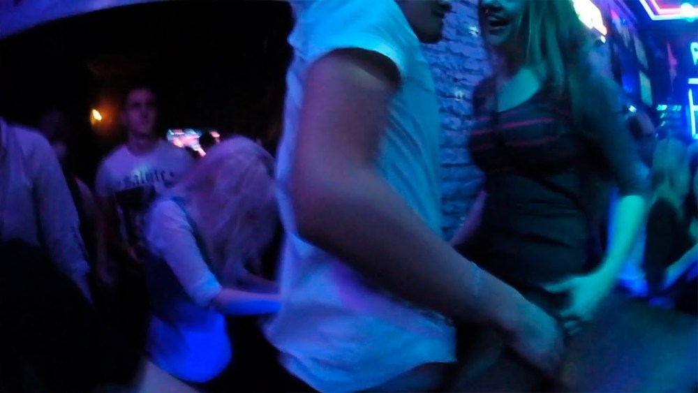 Жена в ночном клубе