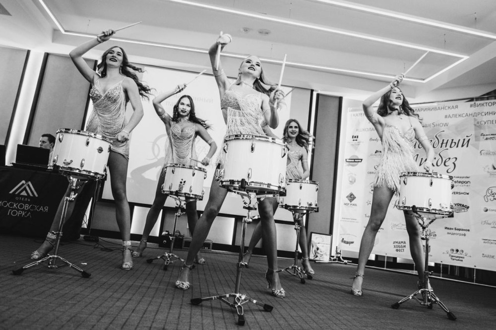 Девушки-барабанщицы-голышом