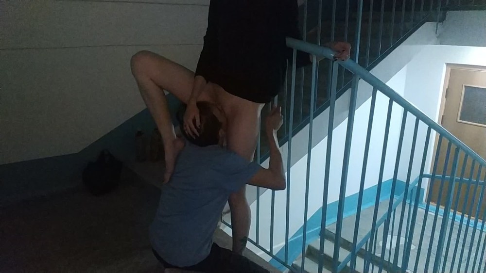 Лижет киску в подъезде