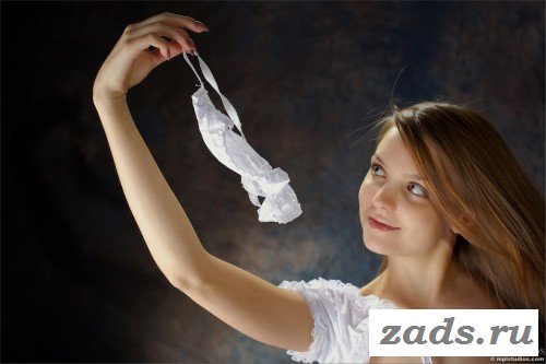 Стройная малышка снимает эротическое бельё