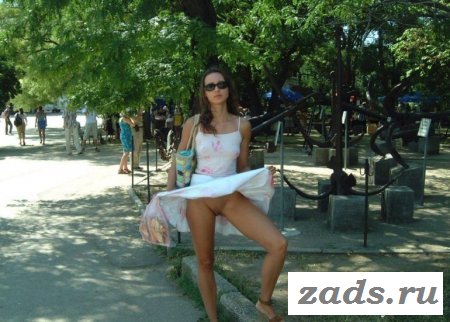 Девки без трусов в публичных местах