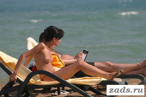 Девицы с обнажённым бюстом на пляже