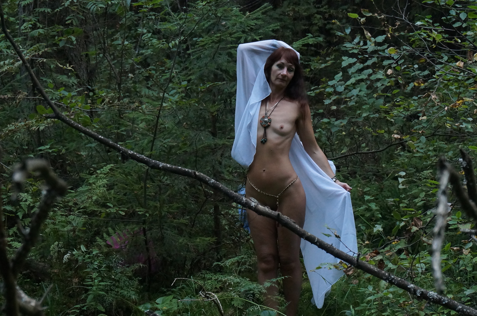 Эротический фотосет в лесу.