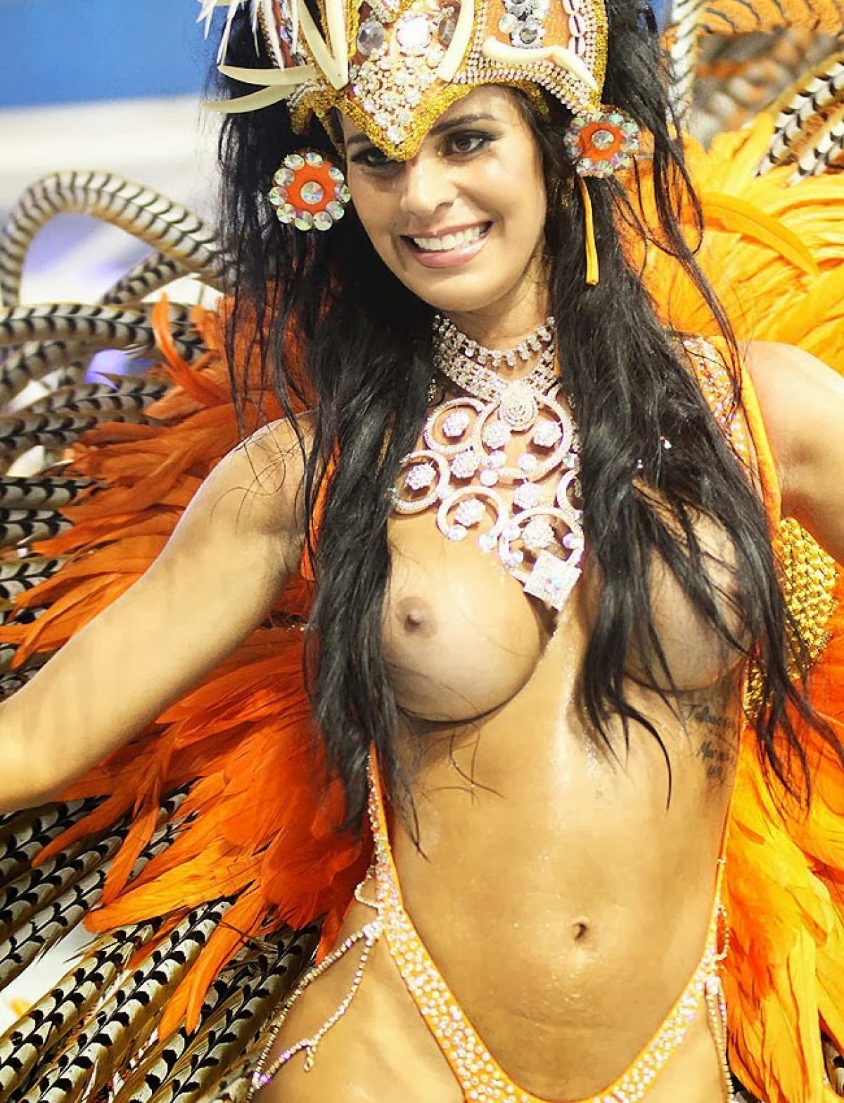 Вивиана Кастро голая на карнавале.