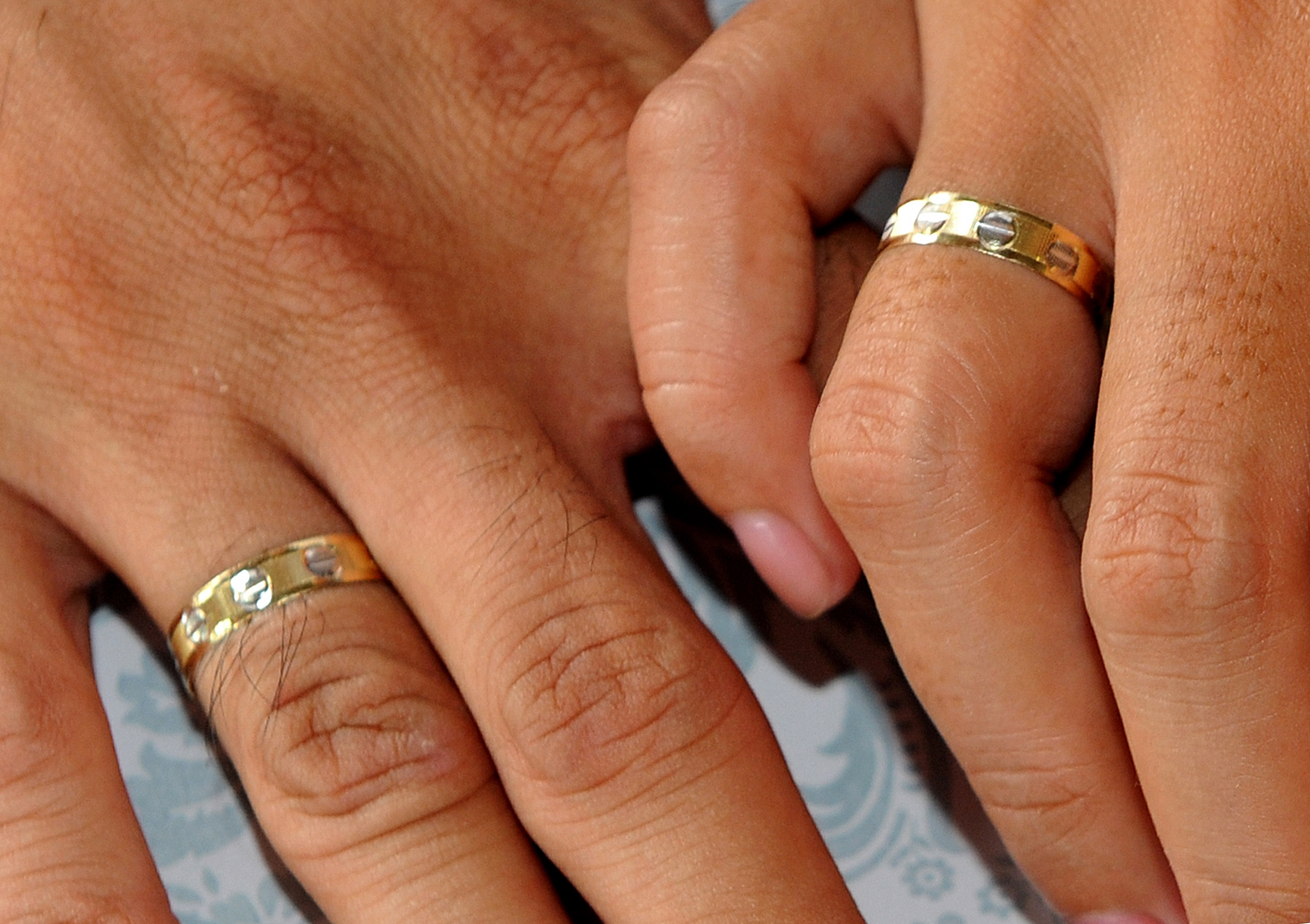 К чему снится обручальное кольцо мужа. Обручальные кольца на руках. Кольцо обручальное женское на руке. Мужские обручальные кольца на руке. Обручальные кольца муж и жена.