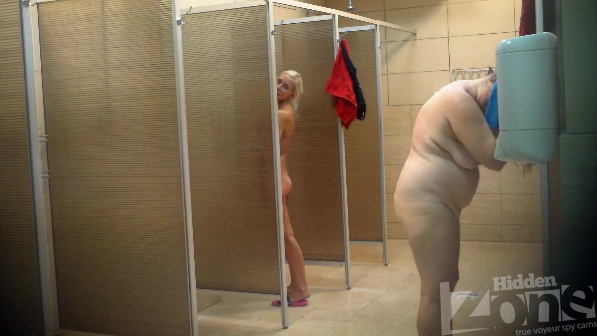 подсмотрели за голыми женщинами в раздевалке бани фото 33