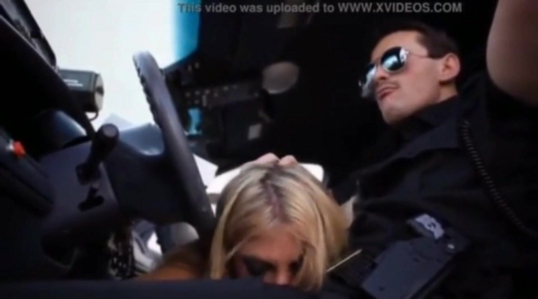 Жесткий оральный секс блондинки в машине - порно фото