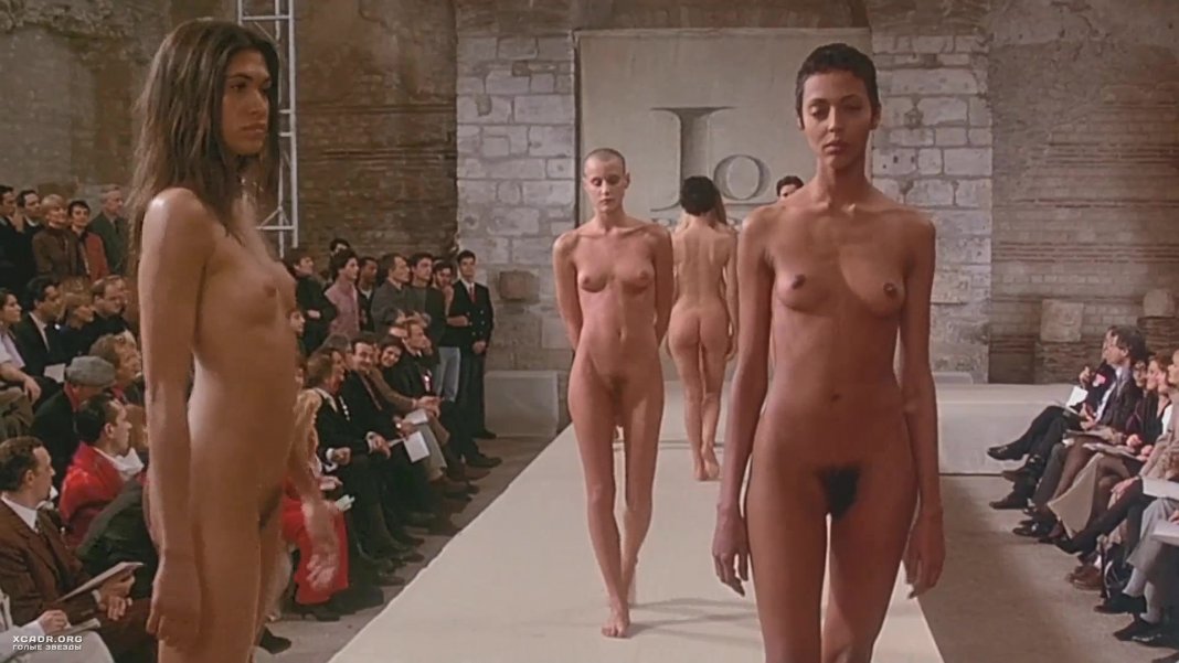 Модель на показе Николаса Нибро nude