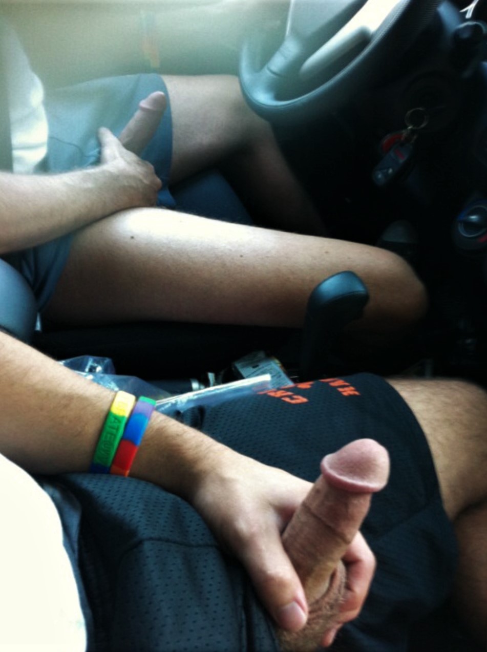 молодой гей в машине фото 27