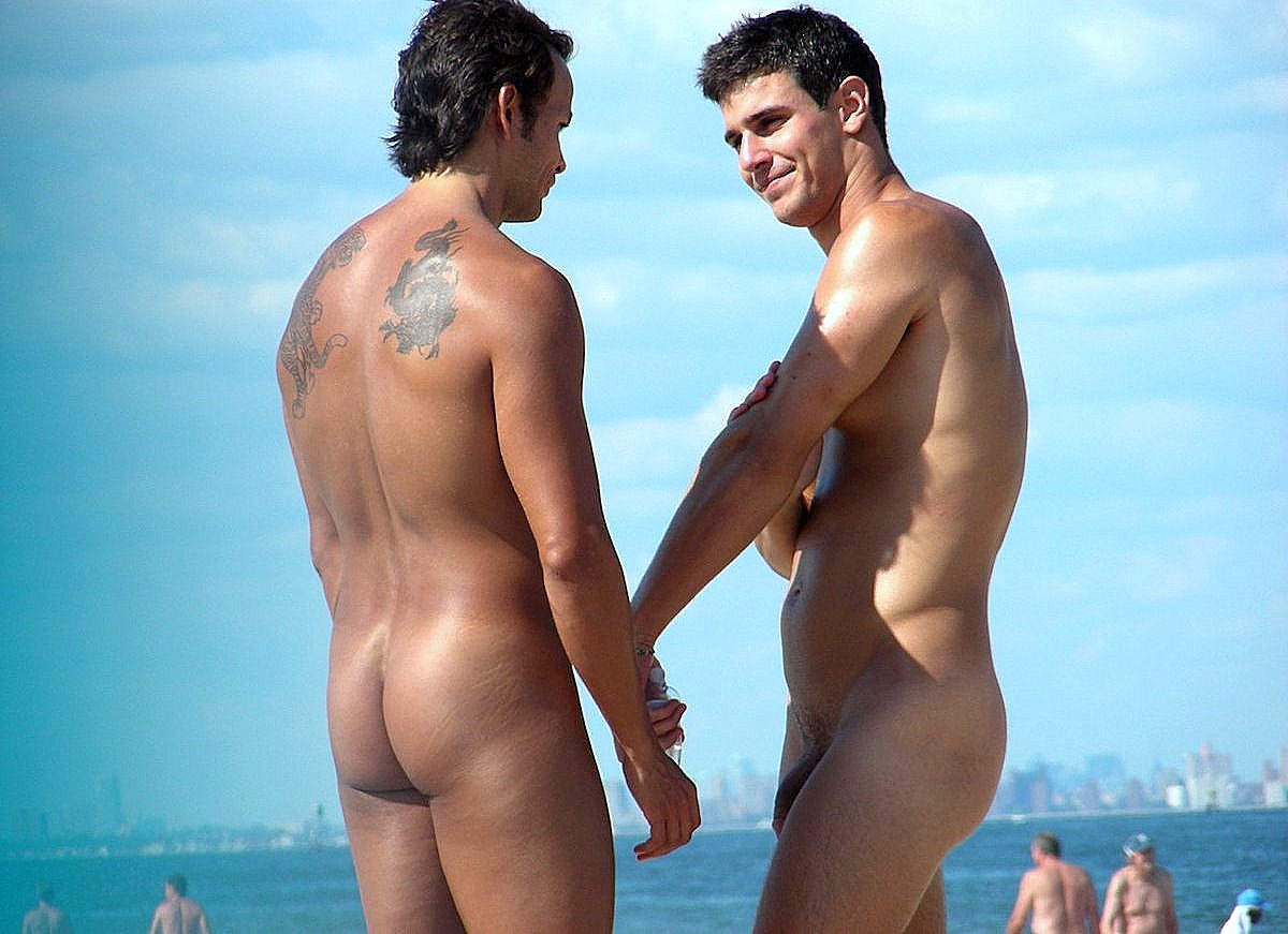 Много голых мужчин на пляже.