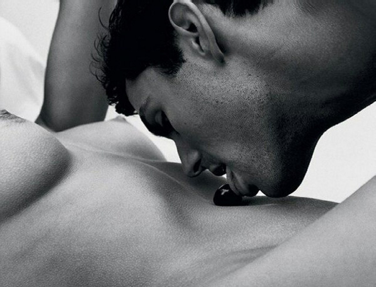 картинки мужчин которые целуют грудь девушке фото 2