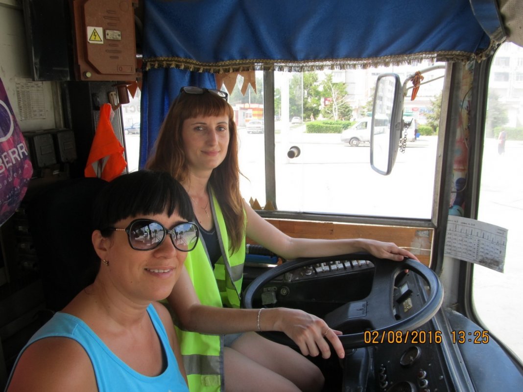 Девушка за рулем троллейбуса