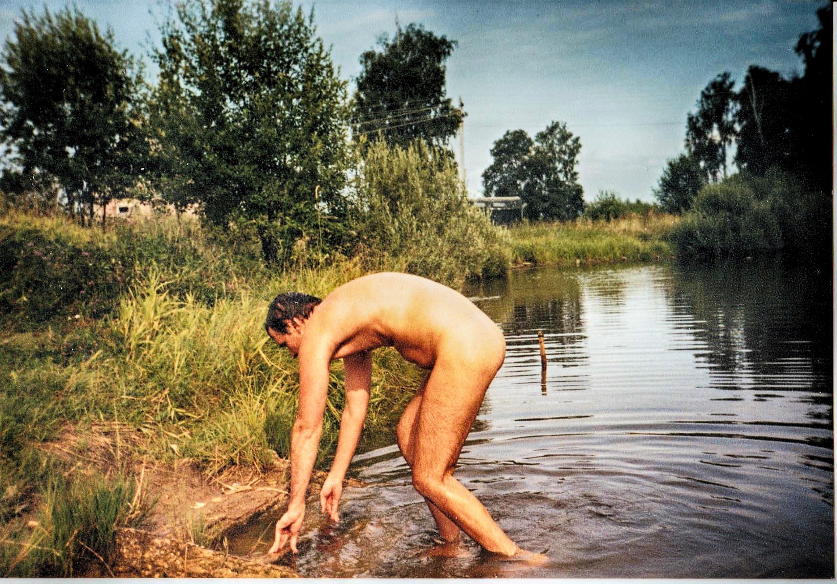 парни купаются голые на реке фото 14