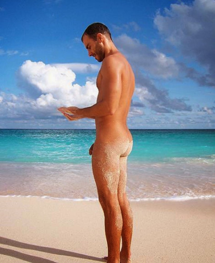 голыми по пляжу мужчины фото 12