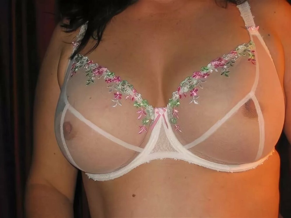 Katie Thornton сиськи в лифчике