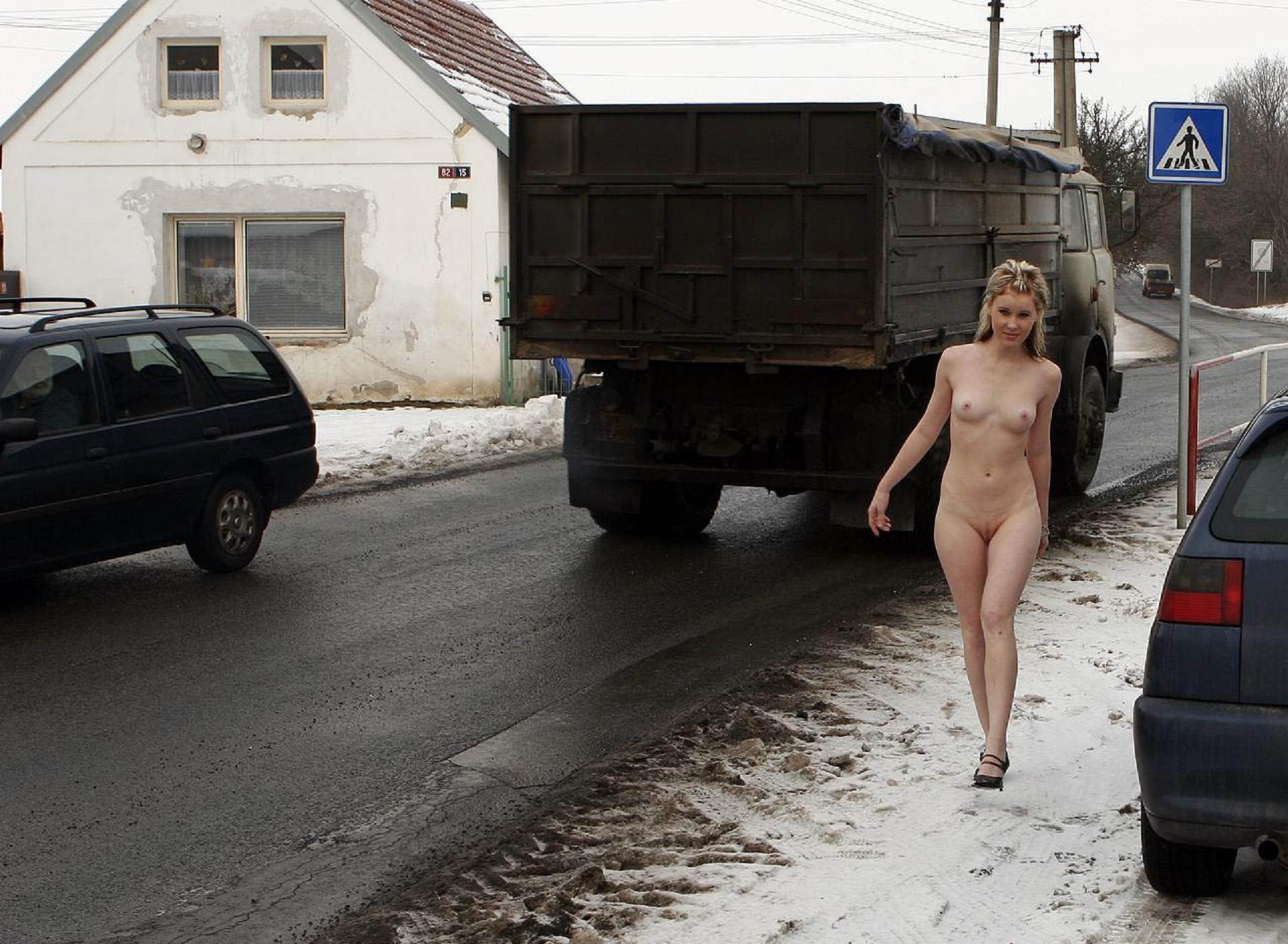 голые проститутки на дороге фото 9