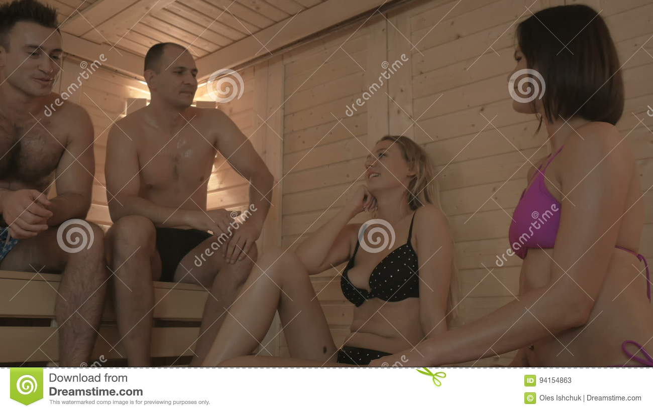 муж с другом трахает жену в бане видео фото 94