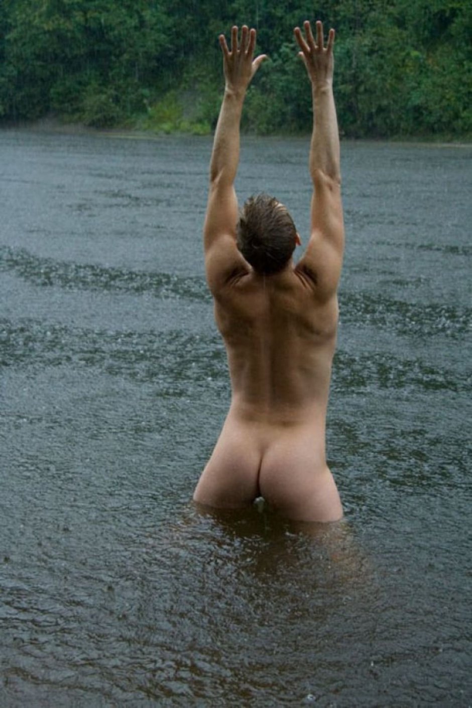 голые мужчины в воде фото 78