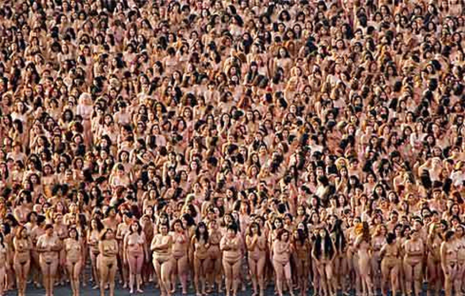 голые мужчины в толпе фото 69