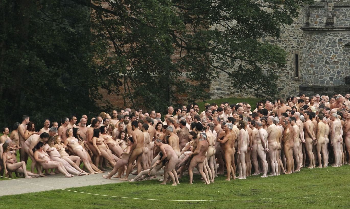 Большая группа голых женщин.