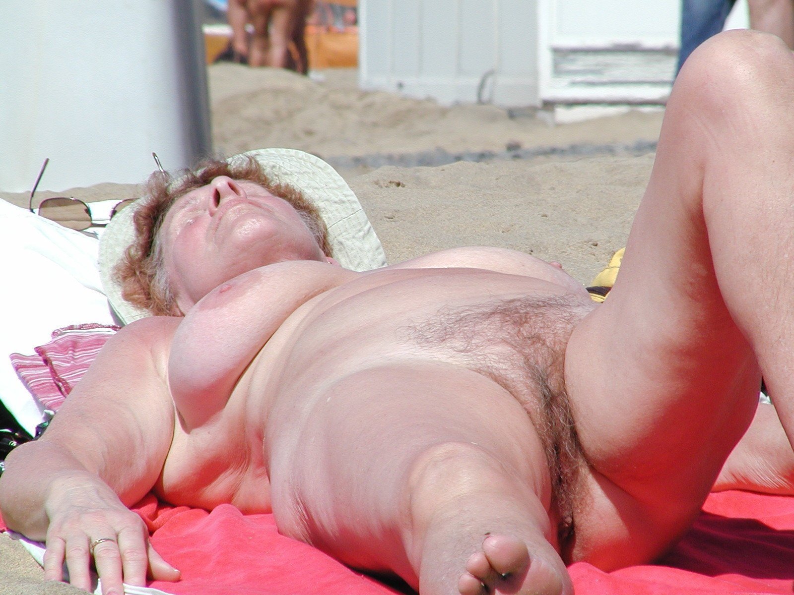 видео голая бабушка на пляже фото 58