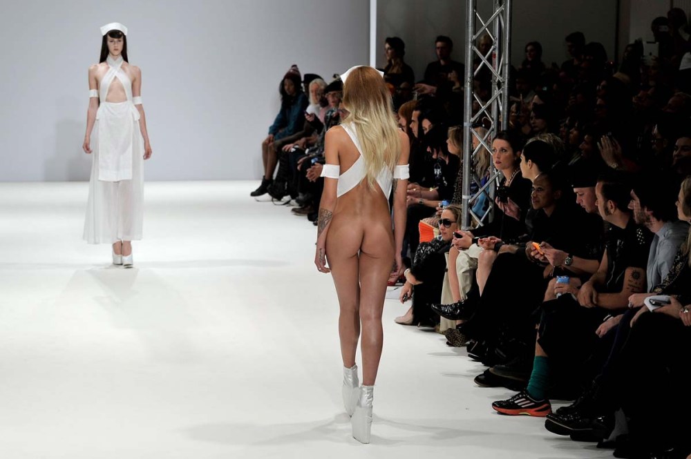 Alejandra Guilmant голая на подиуме