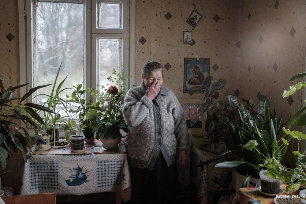 Пожилая женщина на даче жара