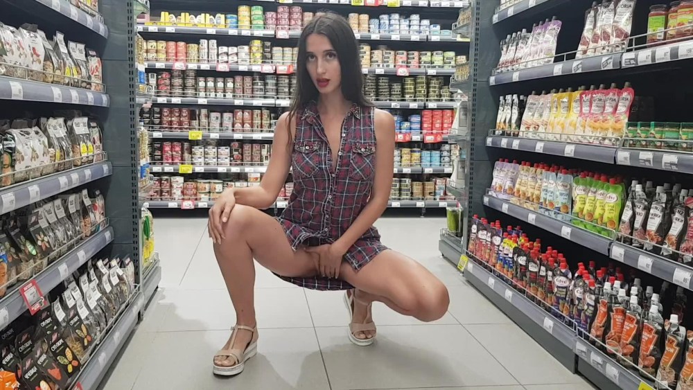 Нагнулась в магазине
