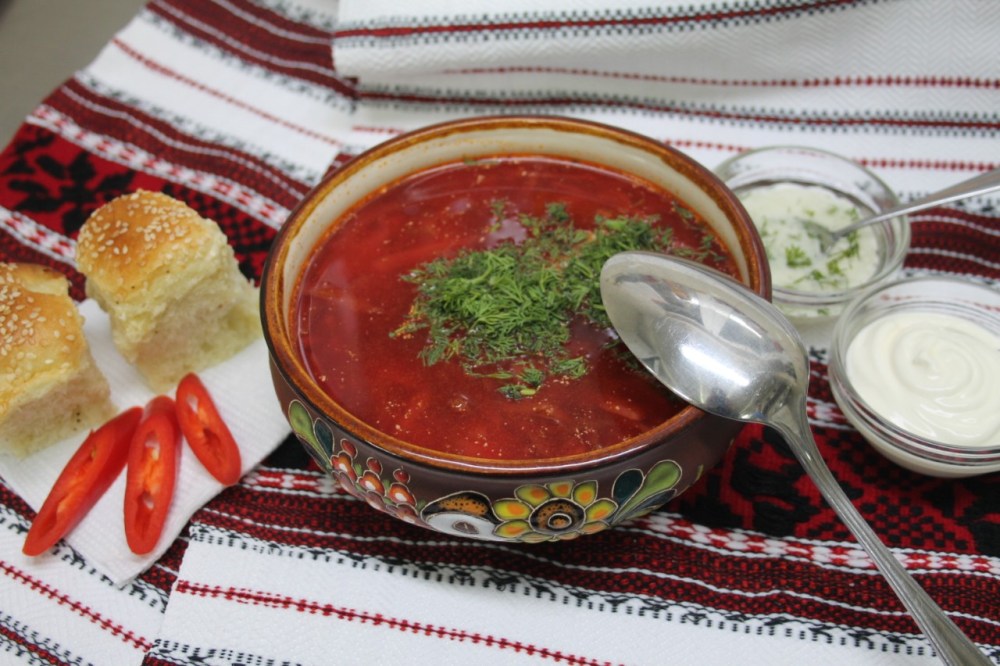 Человек ест борщ