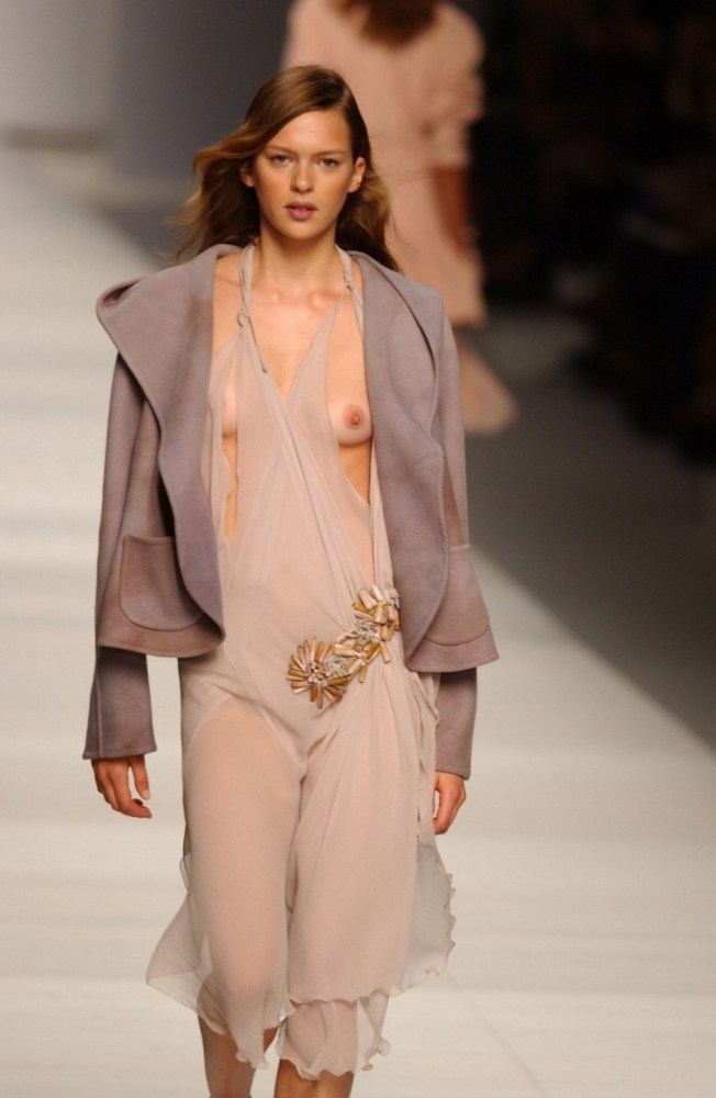 Alejandra Guilmant титьки подиум
