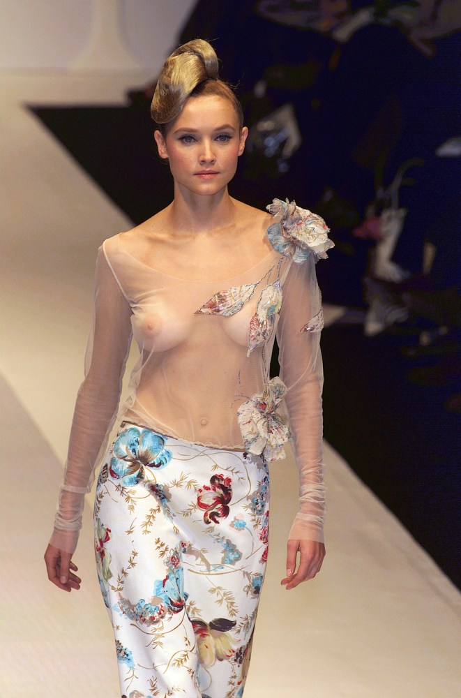 Alejandra Guilmant голая на подиуме