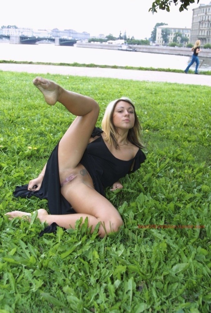 Женщины на улице раздвигают ноги