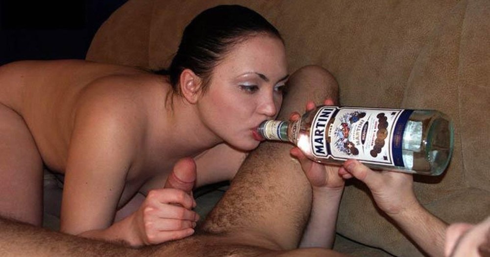 Пьяные голые женщины блюют