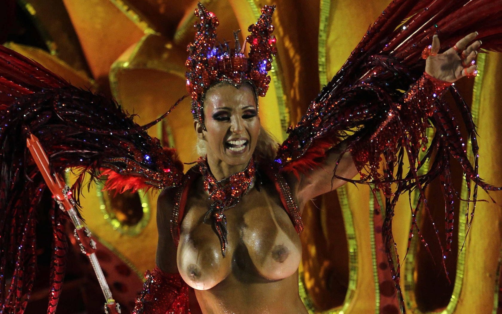 Slideshow: nude carnaval dancers.