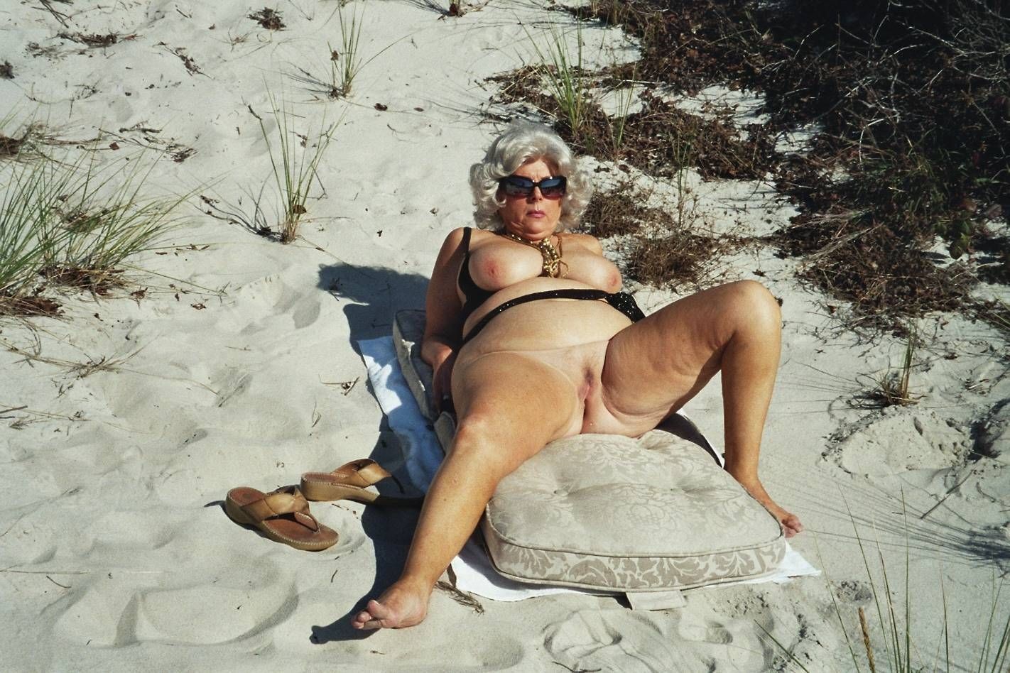порно с бабушкой на пляже фото 19