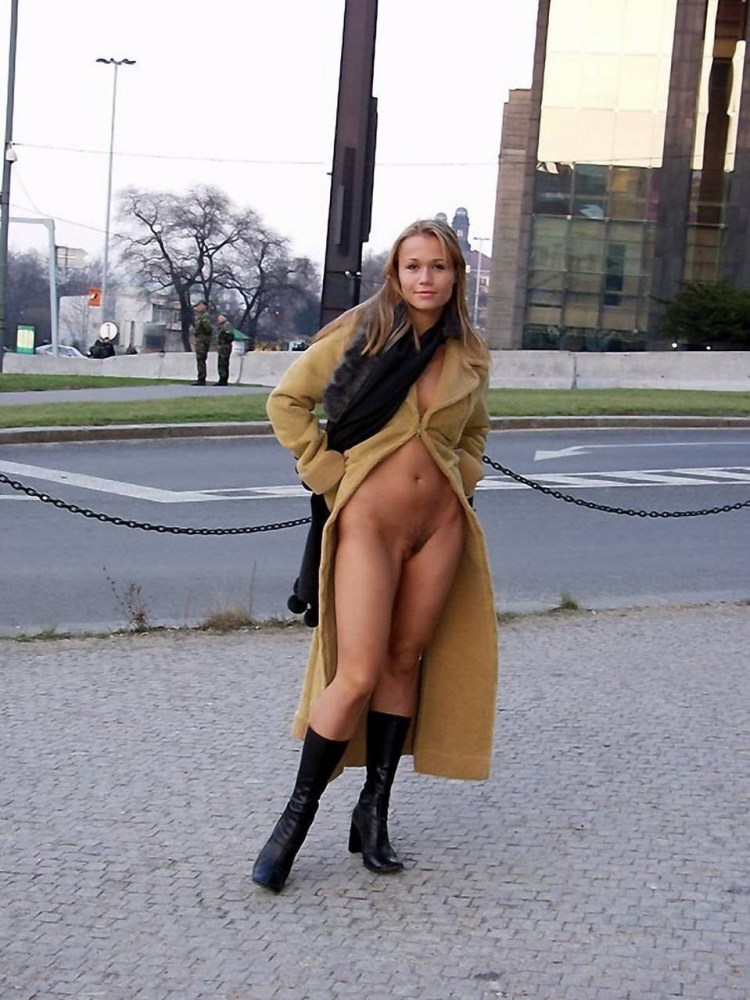Женщина в плаще на голое тело