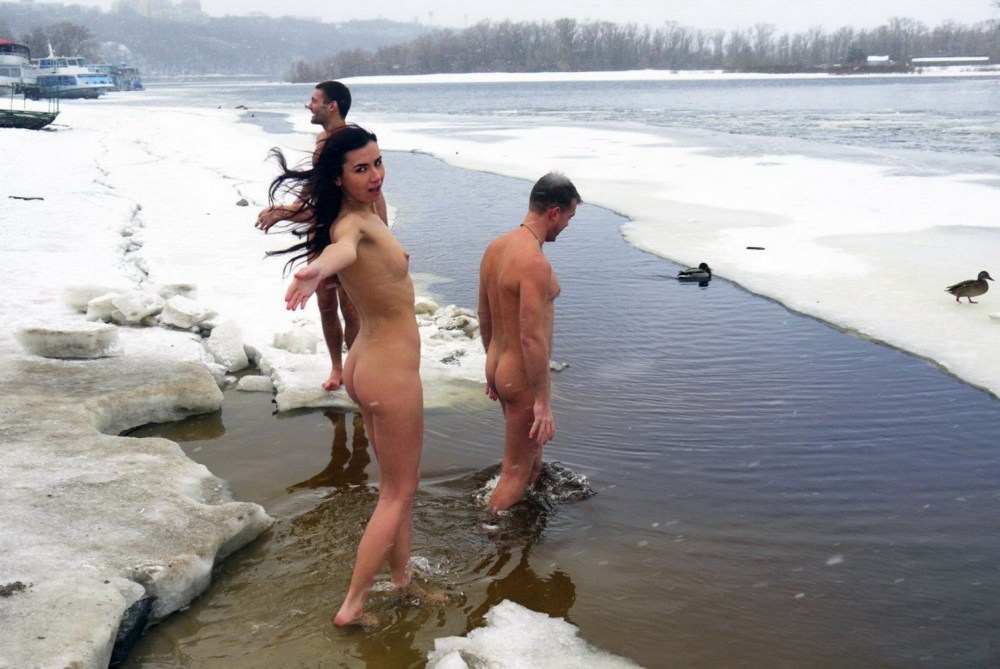 Голые красотки купаются